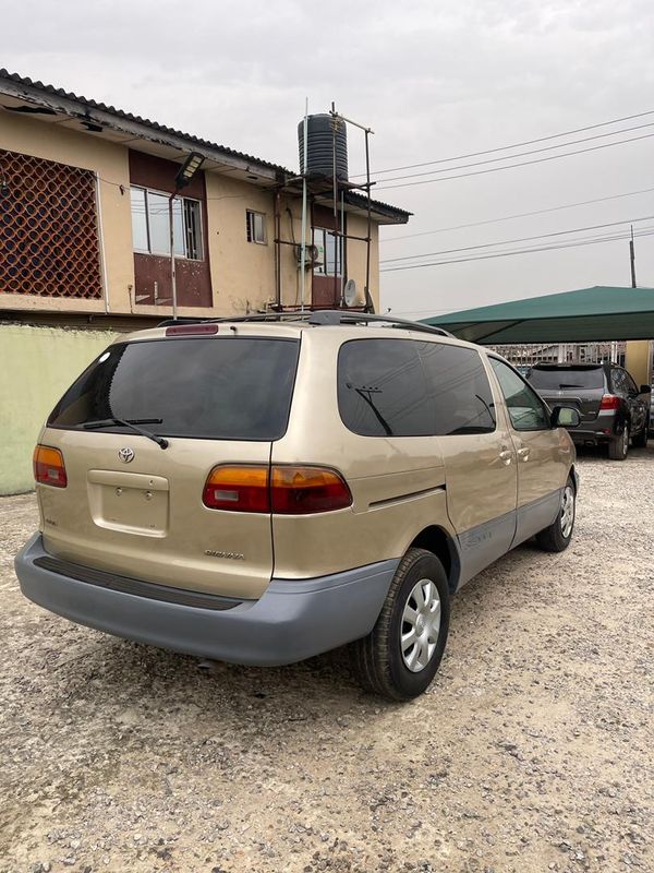 Thumbnail 2 of 2000 Toyota Sienna LE